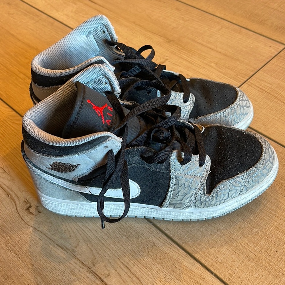 Air Jordan 1 Mid SE “Black/White/Light Smoke Grey/University Red Big Boys Size 6